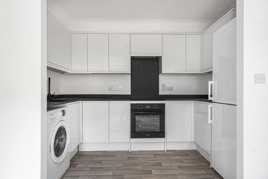 Property photo 3 of 12 Kitchen