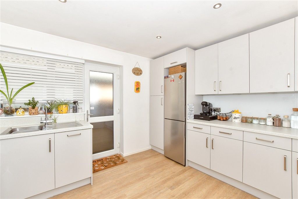 Property photo 3 of 10 Kitchen