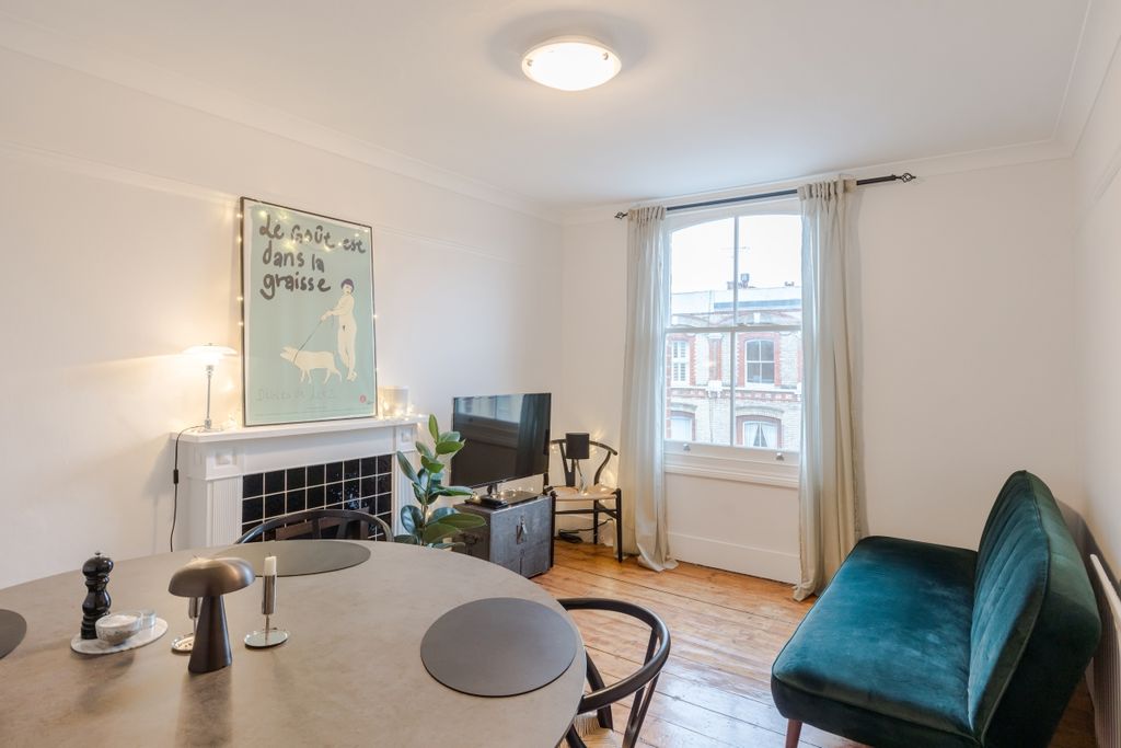 Property photo 1 of 10 Living Room