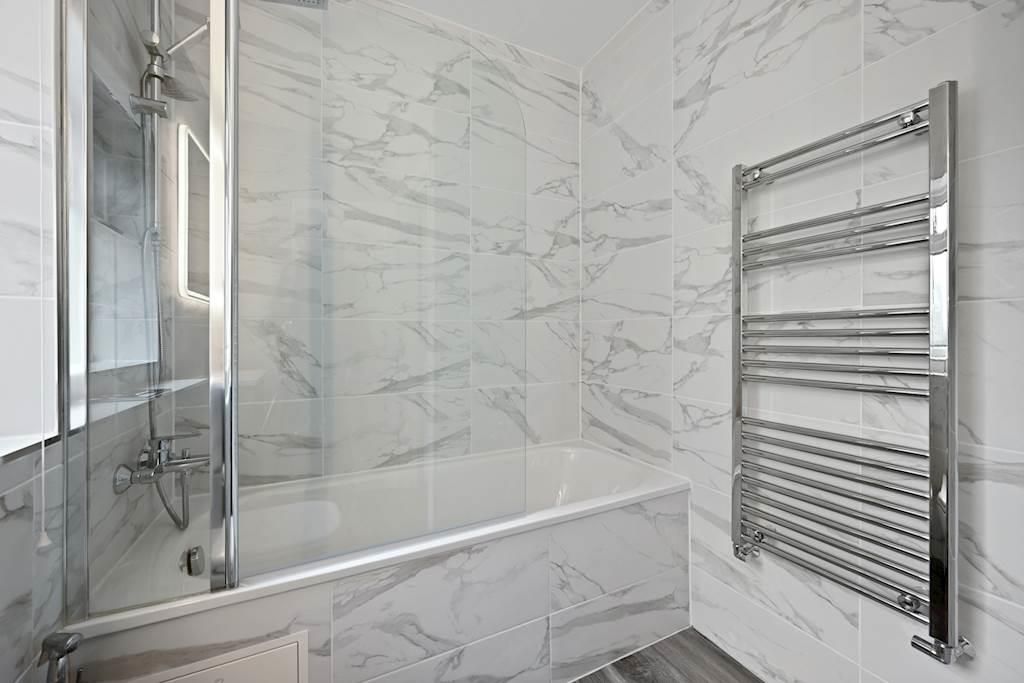 Property photo 3 of 12 04-4543Gciml - 54 Connell Cres - Bathroom 2 -Origi