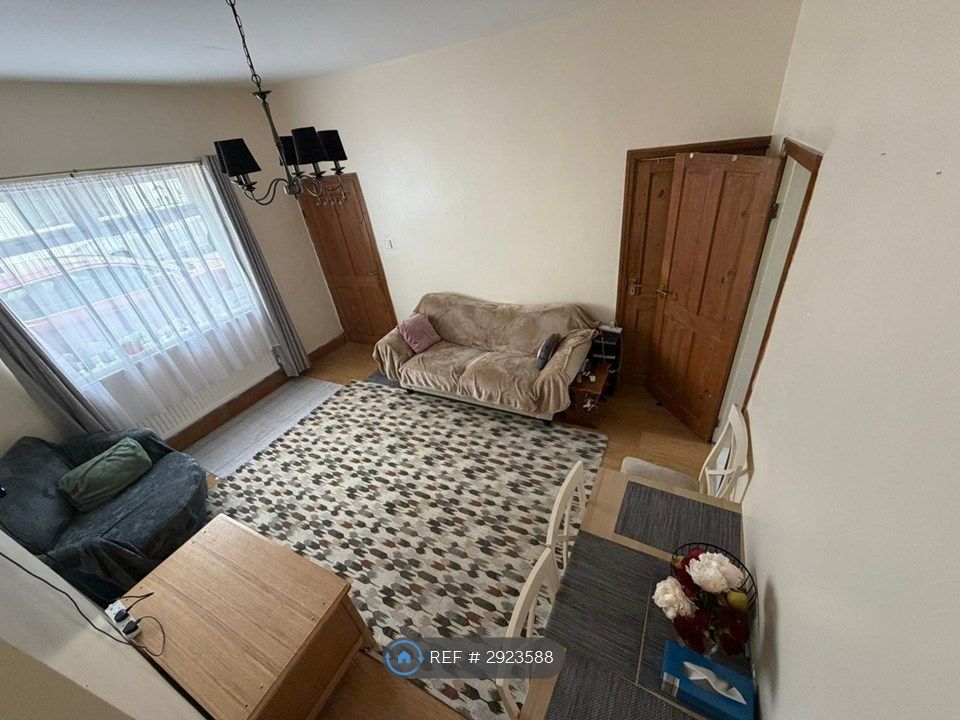 Property photo 1 of 15 Lounge