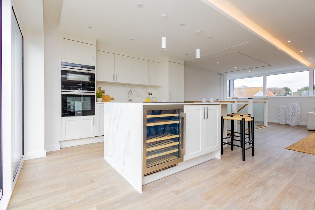 Property photo 3 of 20 Kitchen