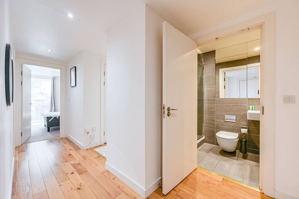 Property photo 2 of 25