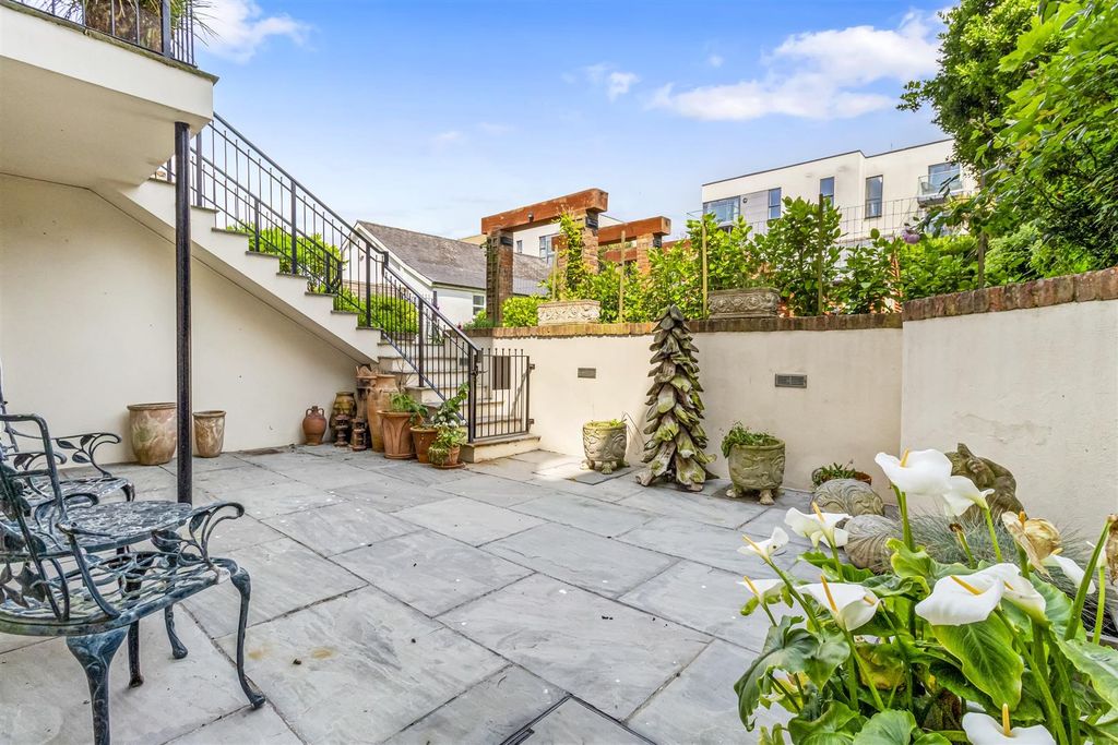 Property photo 2 of 27 Heene Terrace 11A _016.Jpg