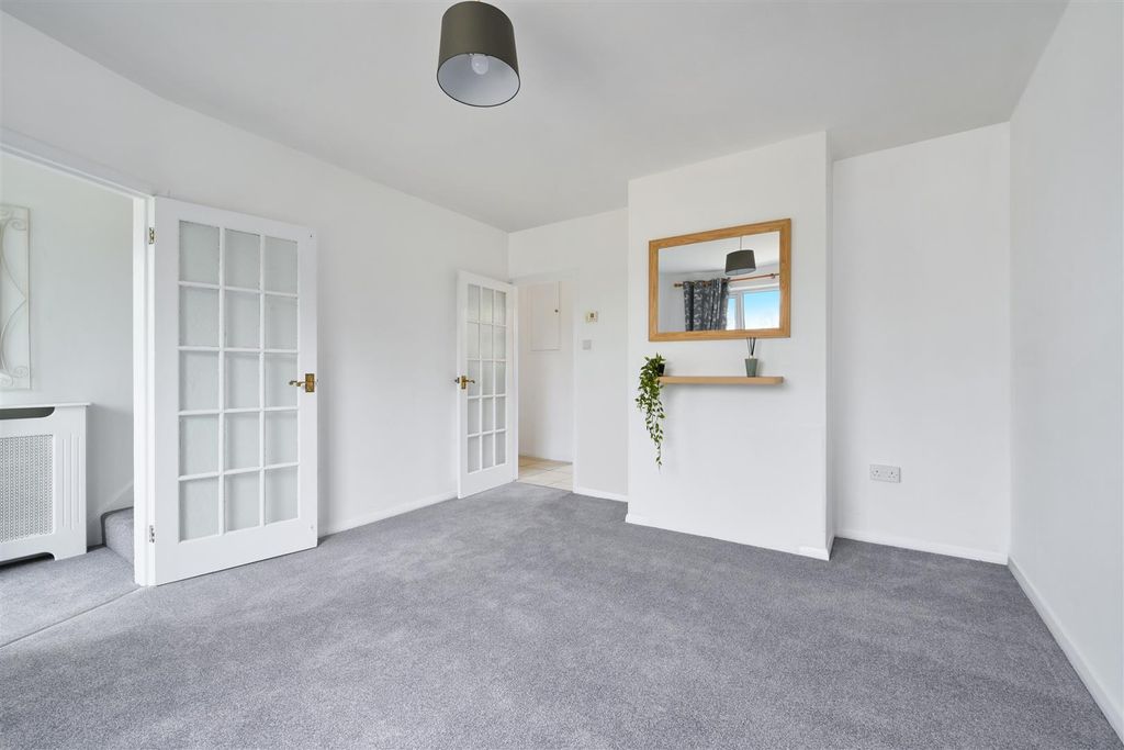 Property photo 2 of 16 Bletchingley Close (3).Jpg