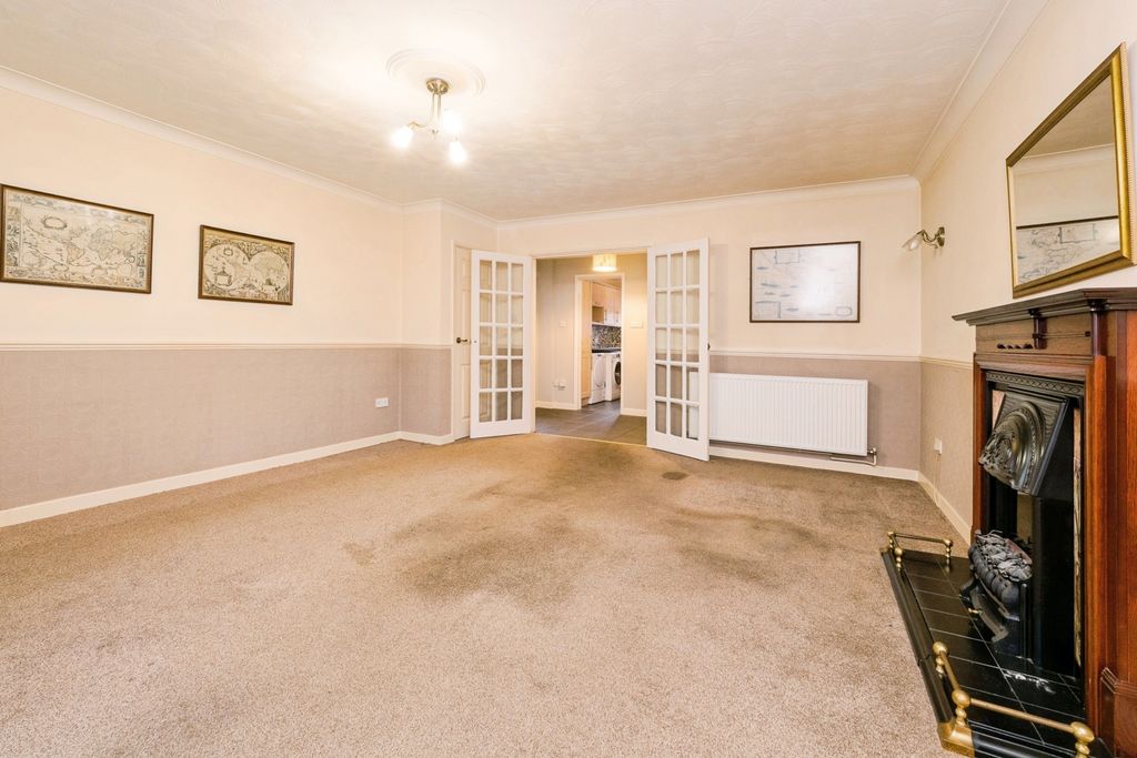 Property photo 2 of 17 Lounge