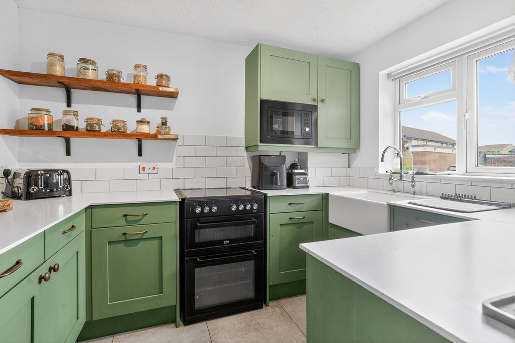 Property photo 3 of 17 Kitchen