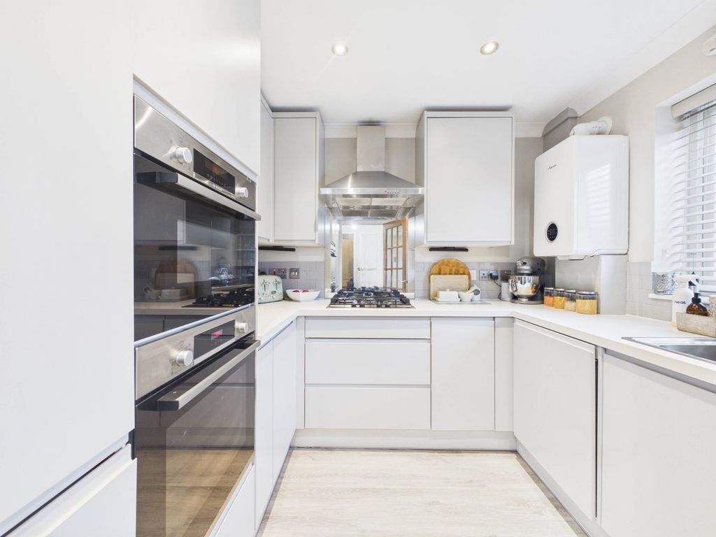 Property photo 3 of 10 Kitchen