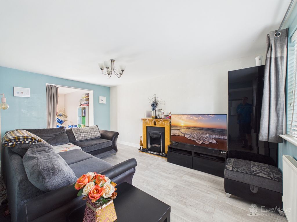 Property photo 3 of 20 Living Room- Mark Stephens Ewemove Newmarket And S