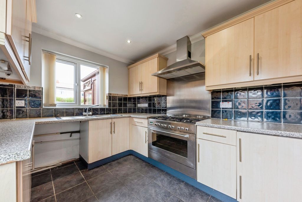Property photo 2 of 18 Kitchen