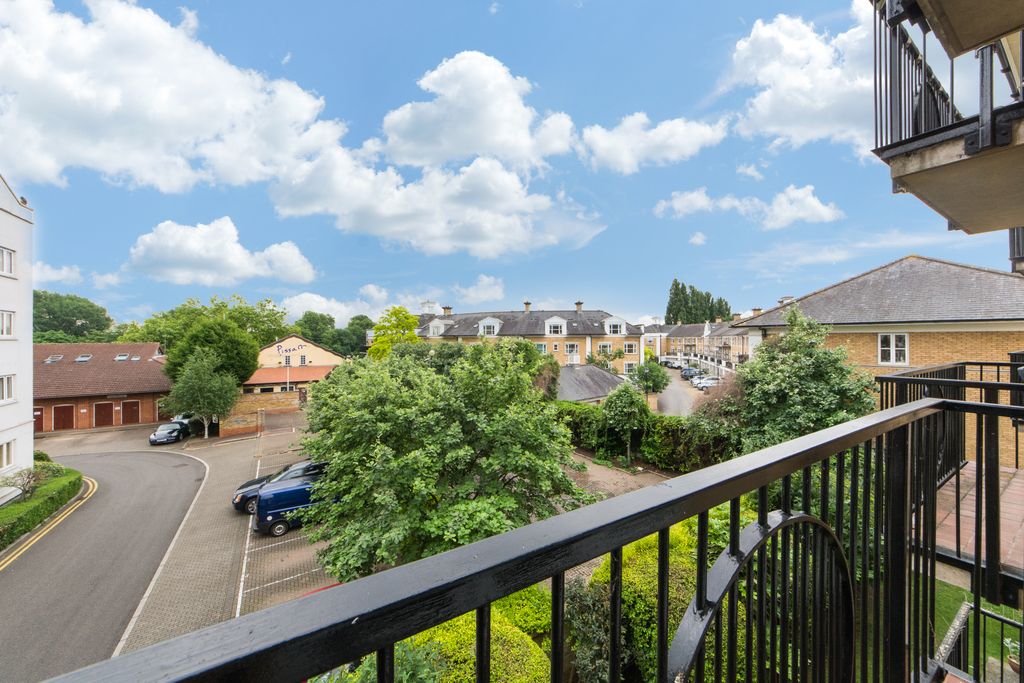 Property photo 3 of 11 Balcony