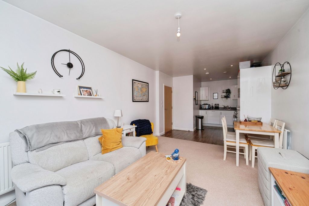 Property photo 3 of 8 Pbox-Img.Jpg