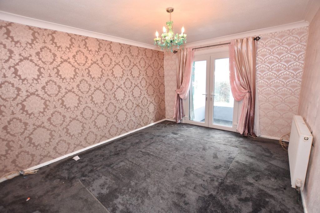 Property photo 3 of 12 Lounge