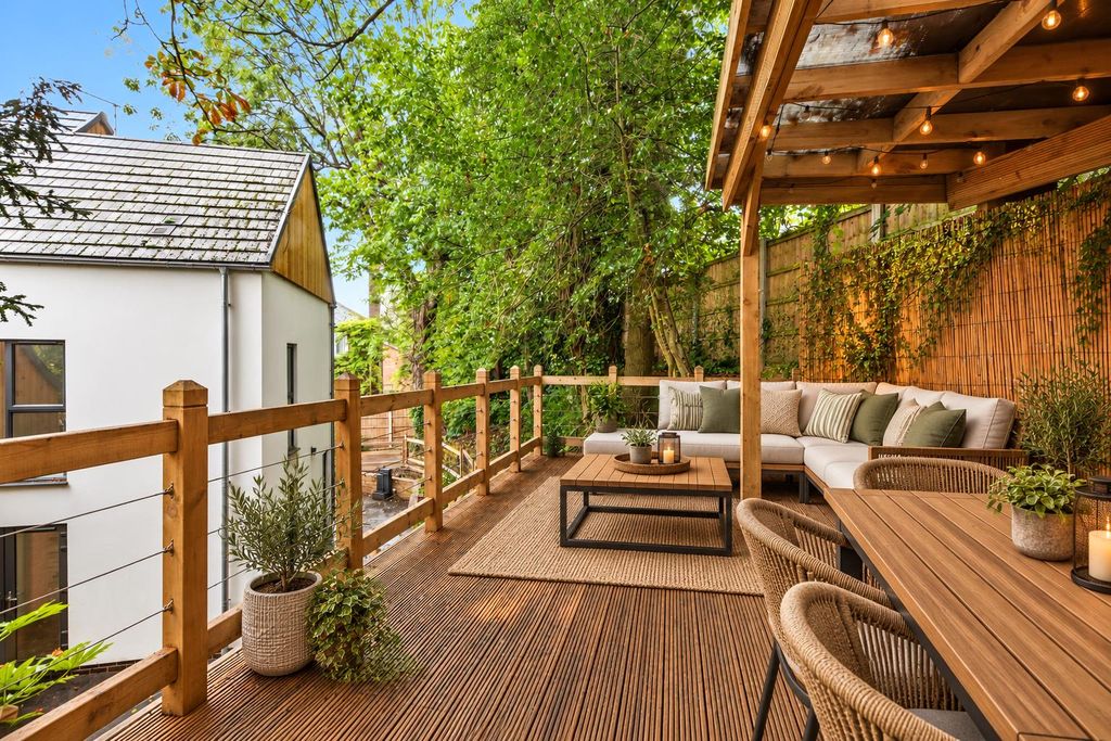 Property photo 3 of 25 Decking.Png