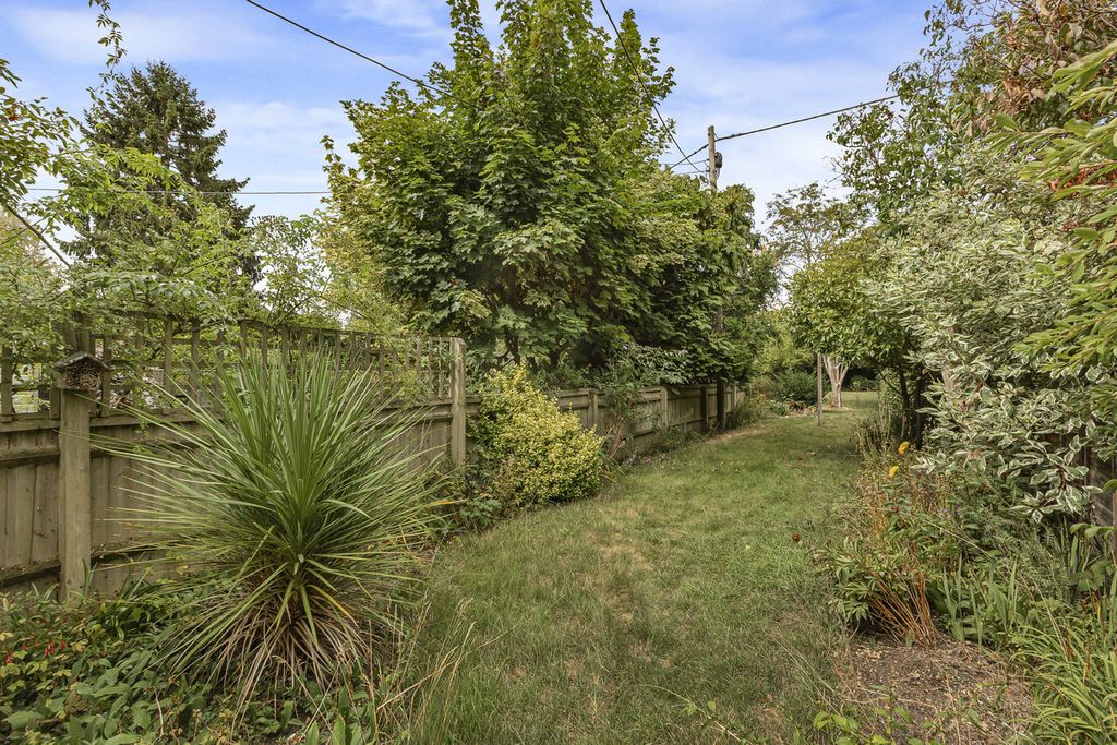 Property photo 2 of 27