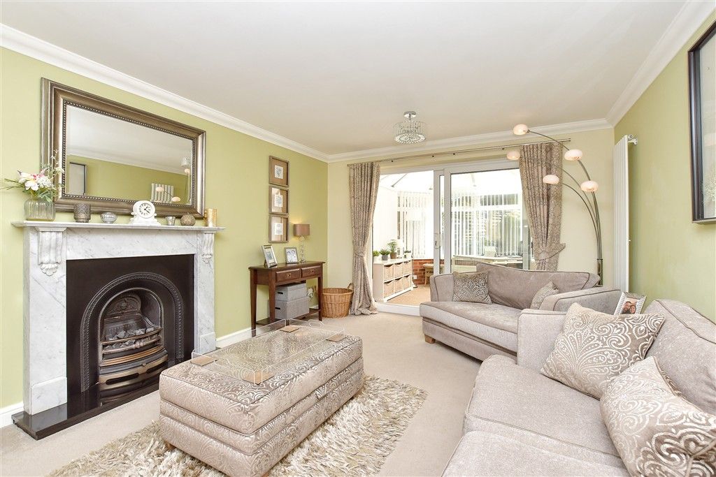 Property photo 2 of 17 Lounge