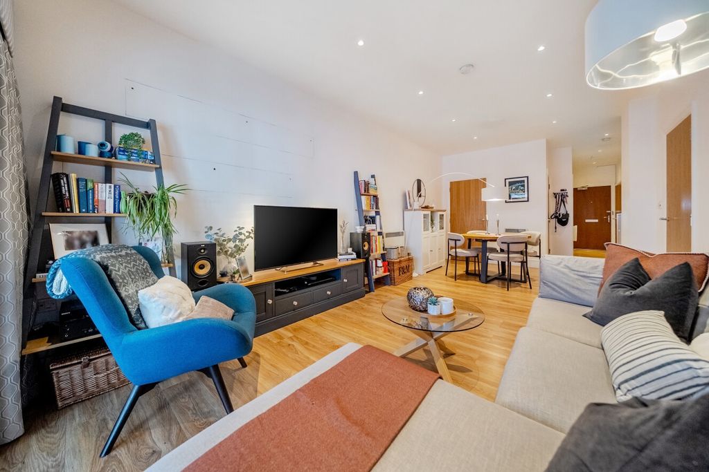 Property photo 2 of 16 1521244-6-6Aaa683...