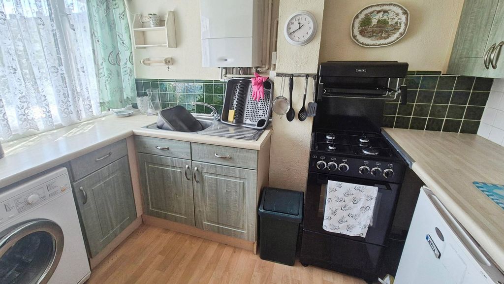Property photo 3 of 18 Kitchen