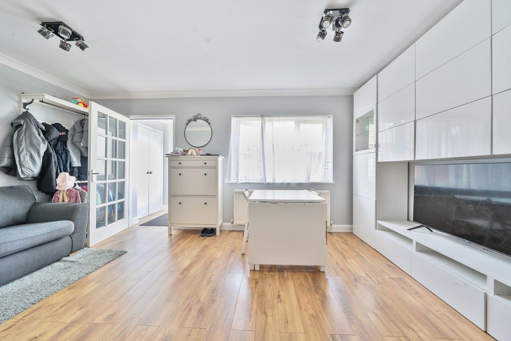 Property photo 3 of 13 1310674-6-685Eb87...