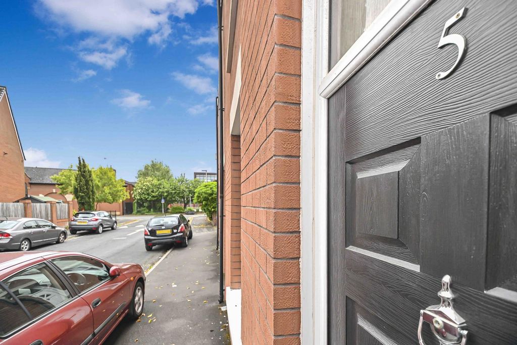 Property photo 2 of 11 5 Gordon Street, Leigh, England, Wn7 1Re