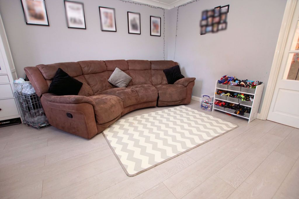 Property photo 2 of 12 Lounge