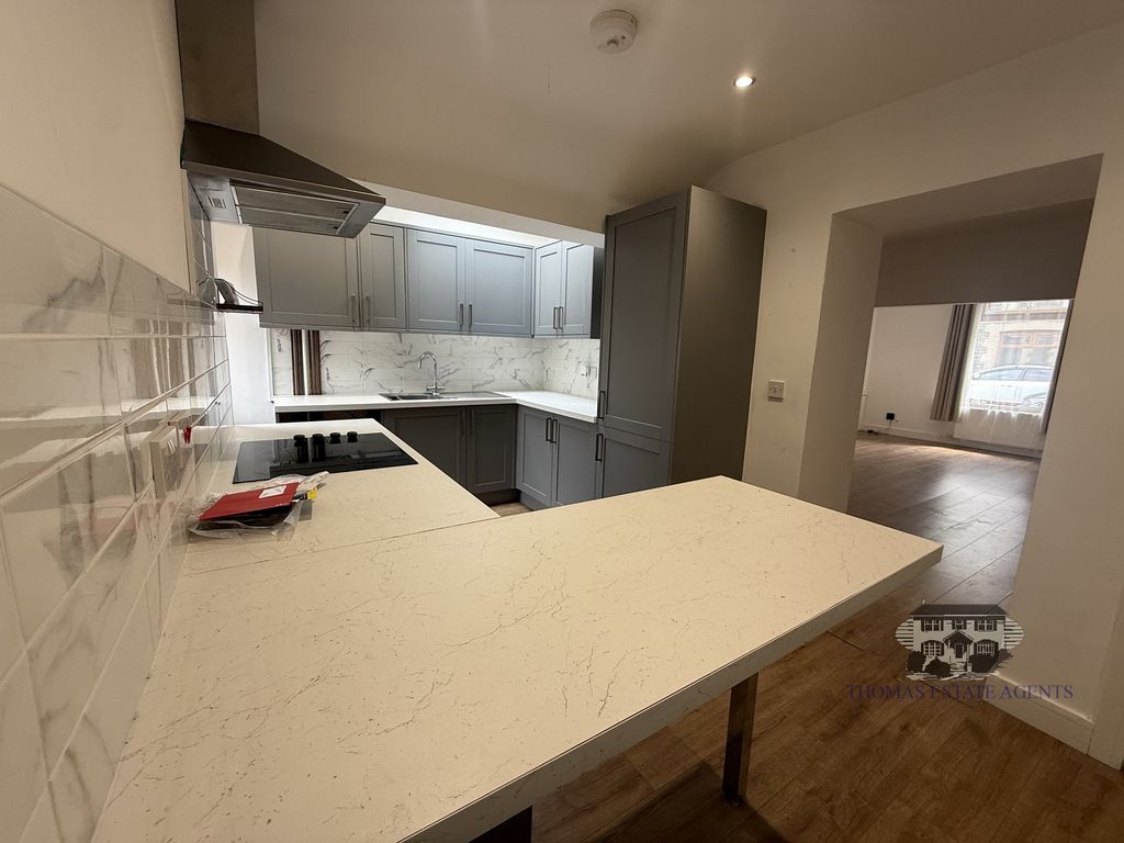 Property photo 3 of 10 Kitchen