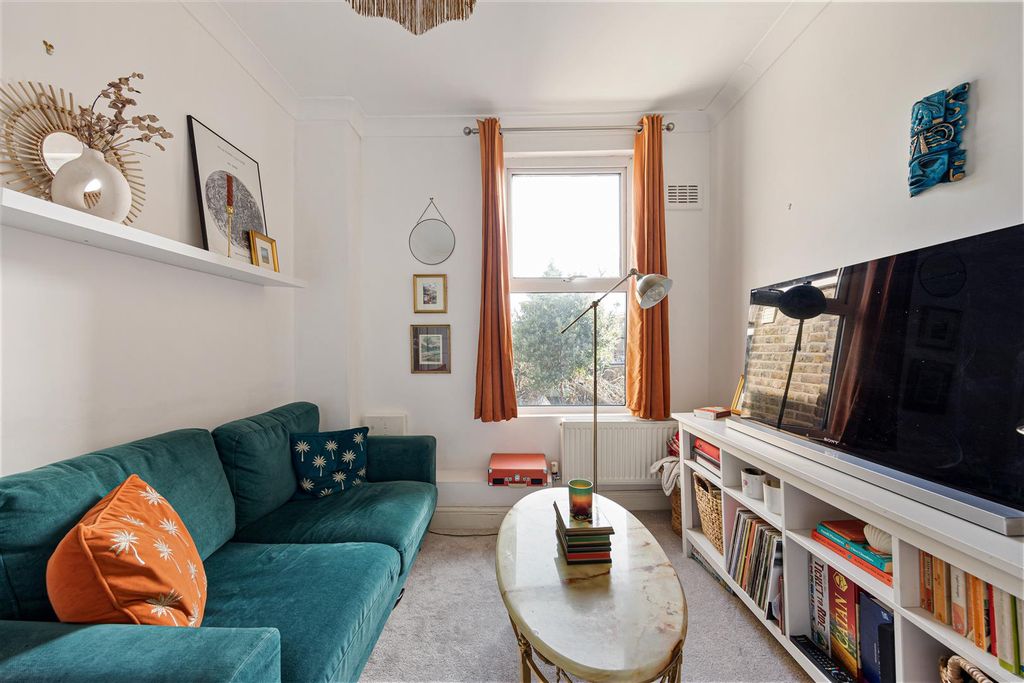 Property photo 3 of 25 Coppermill Lane, E17