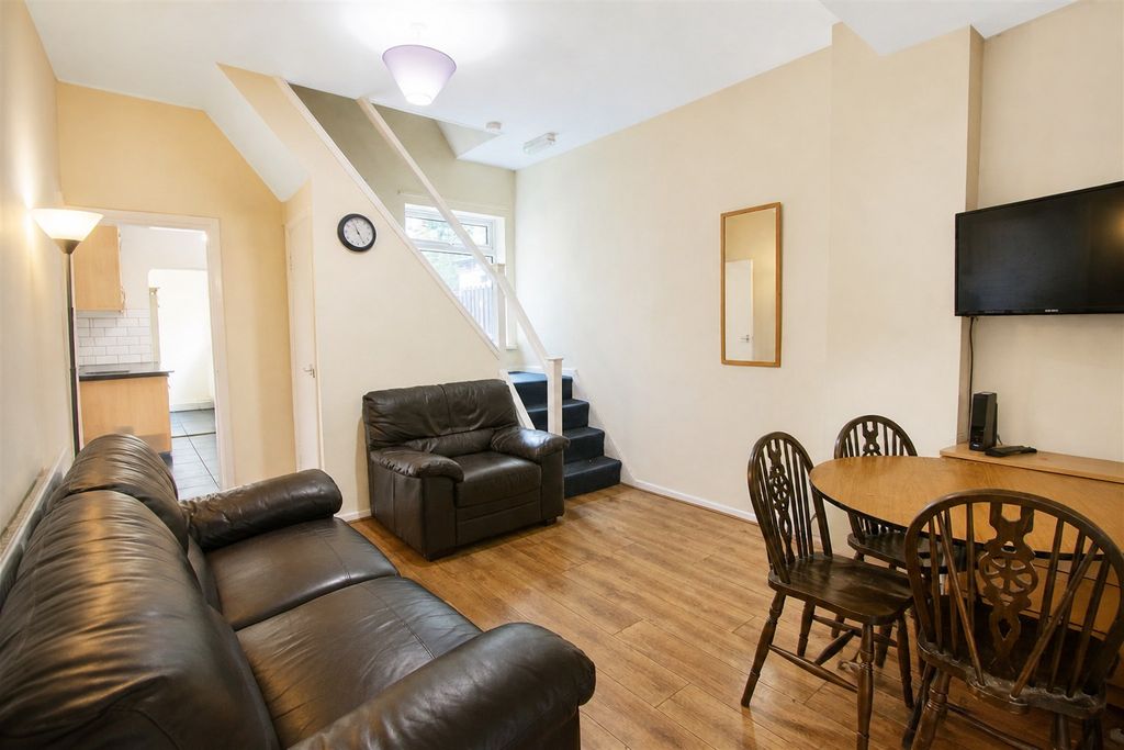 Property photo 1 of 11 Living Room
