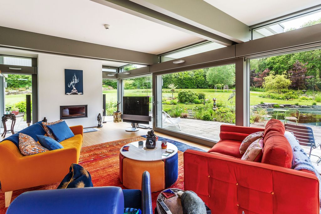 Property photo 2 of 52 House. Partnership