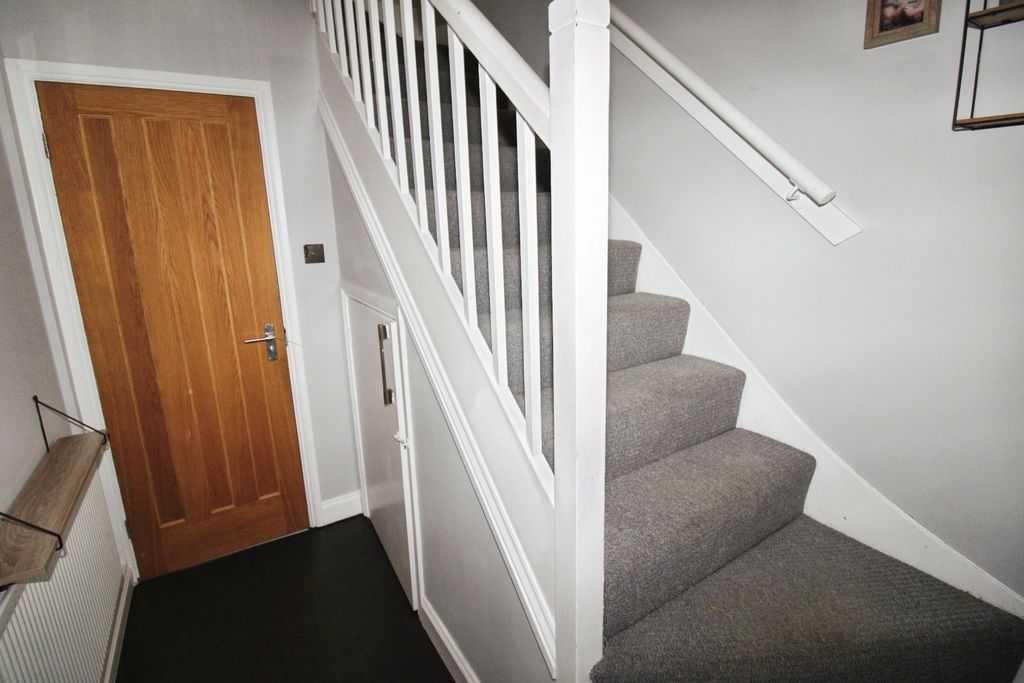 Property photo 2 of 17 Entrance Hall