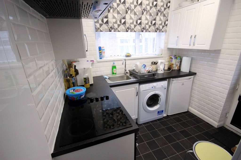 Property photo 2 of 7 Kitchen
