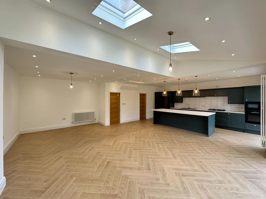 Property photo 2 of 28