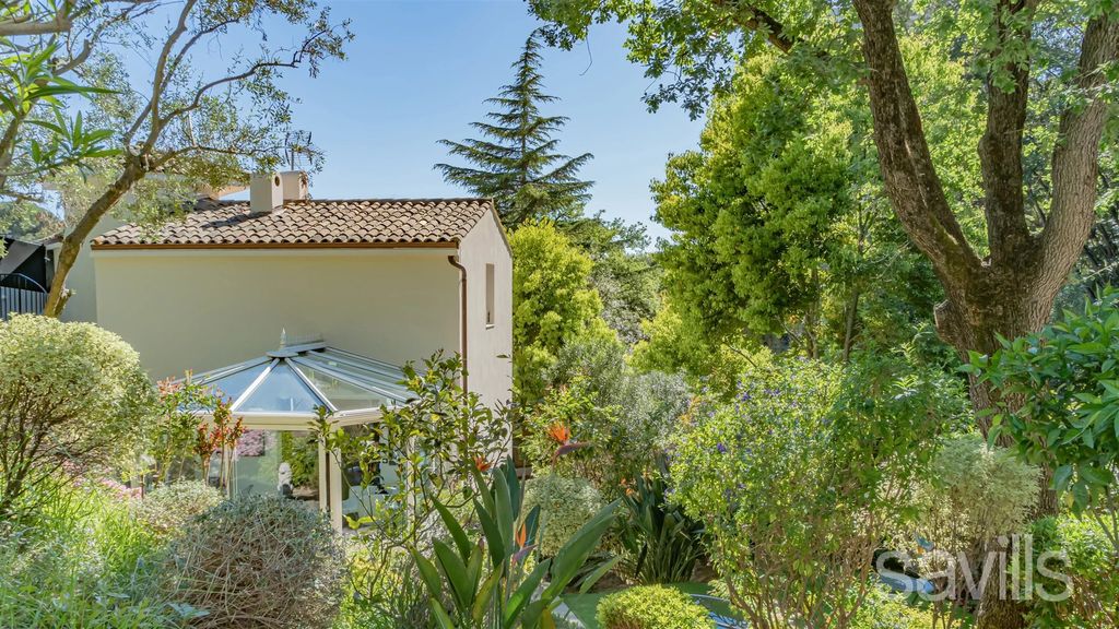 Property photo 1 of 15 Magnificent Villa With Garden