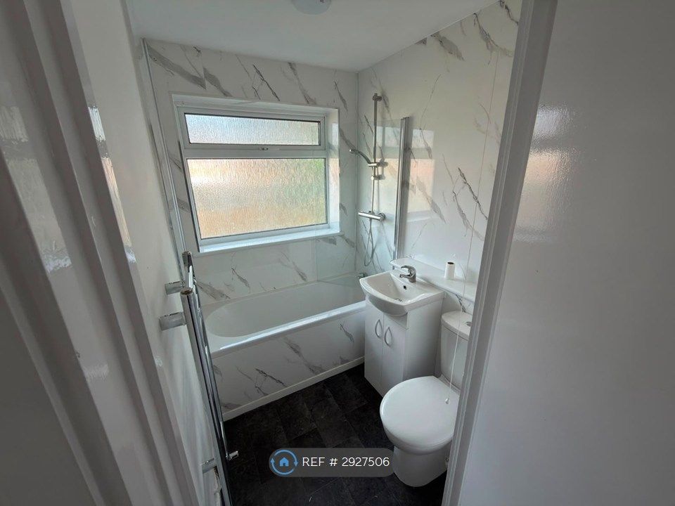 Property photo 3 of 11 Bathroom