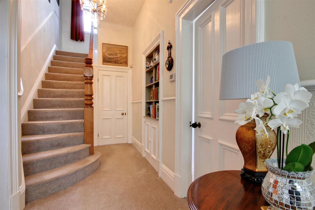 Property photo 2 of 31