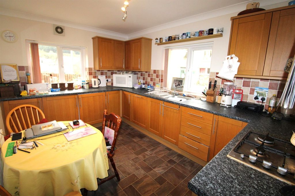 Property photo 3 of 19 Kitchen