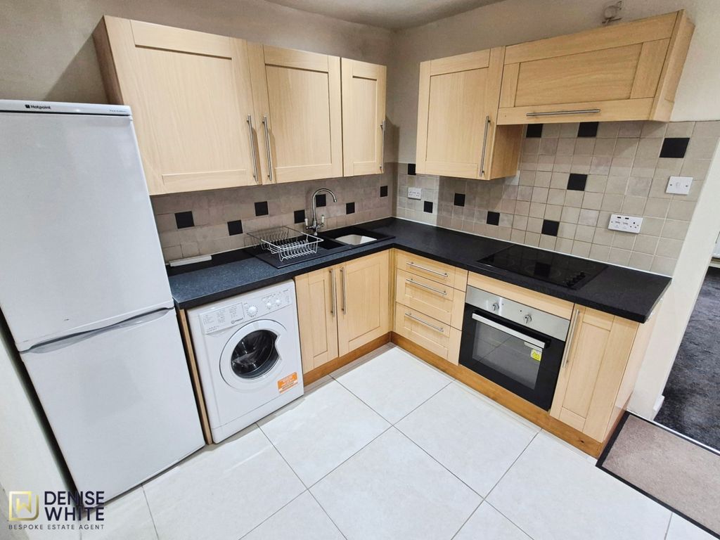 Property photo 3 of 17 Kitchen