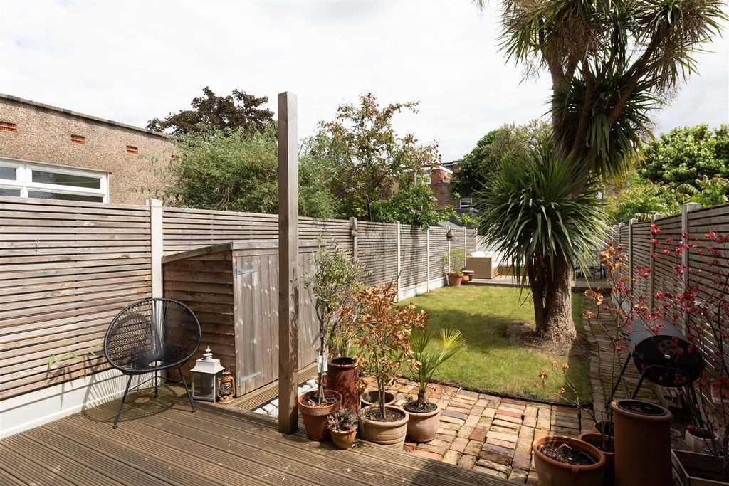 Property photo 3 of 40 Carnarvon Road, E18
