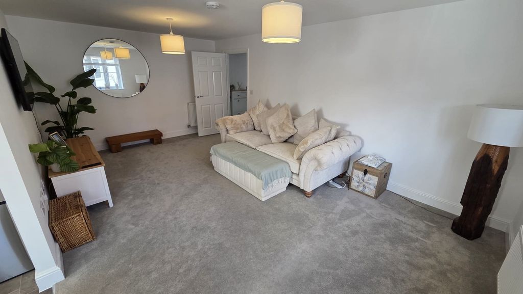 Property photo 2 of 8 Lounge