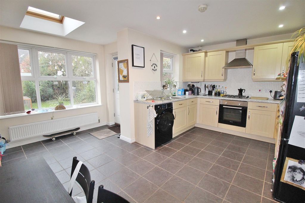 Property photo 2 of 8 Kitchen