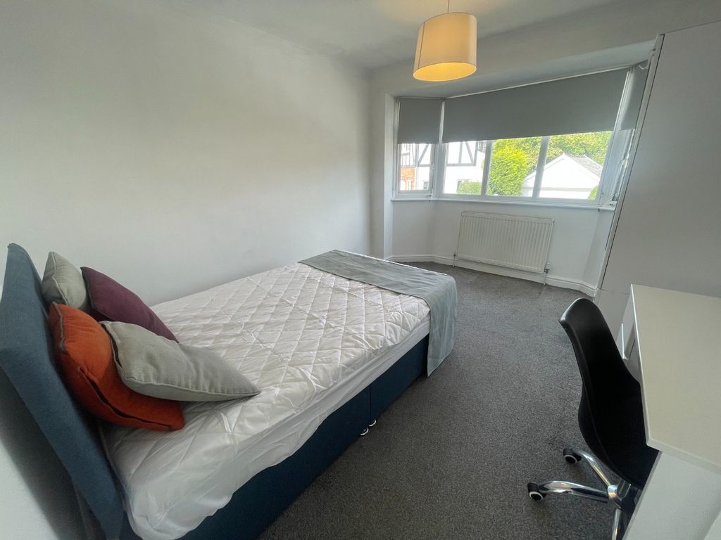Property photo 3 of 13 This Inviting Double Bedroom Features A Comfortabl...