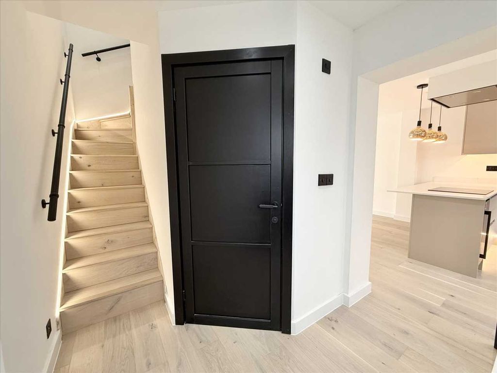 Property photo 2 of 30 Entrance Hall