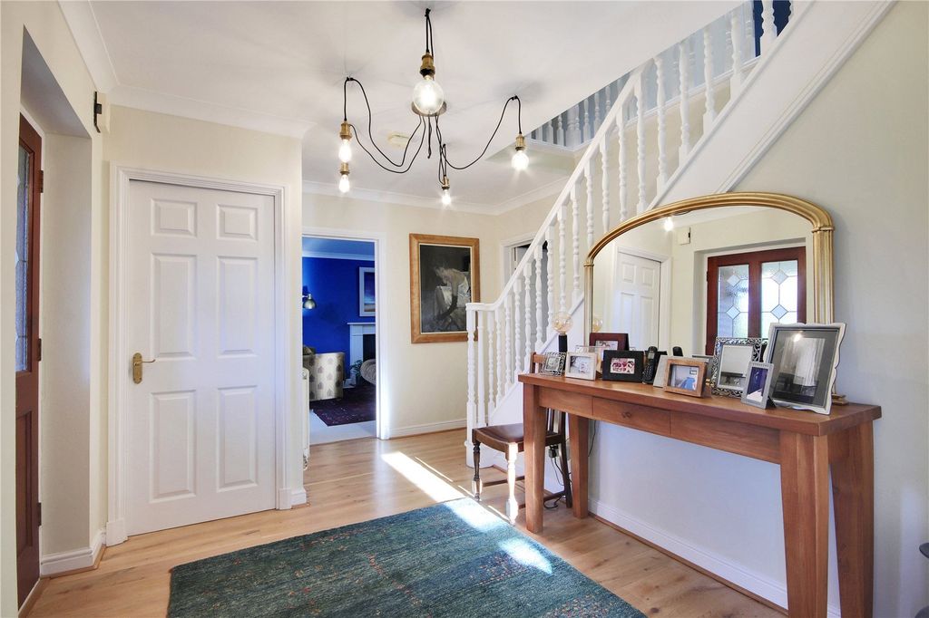 Property photo 2 of 16 Entrance Hall