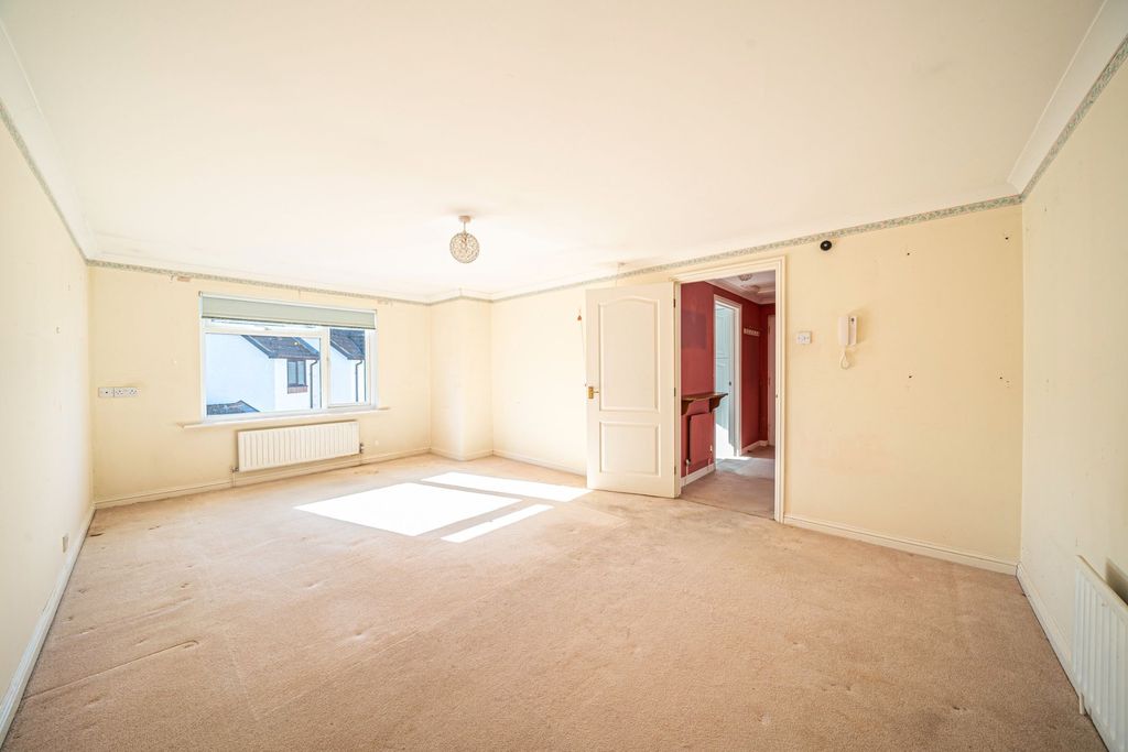 2 bed flat for saleCarters Meadow, Charlton SP10 photo 5