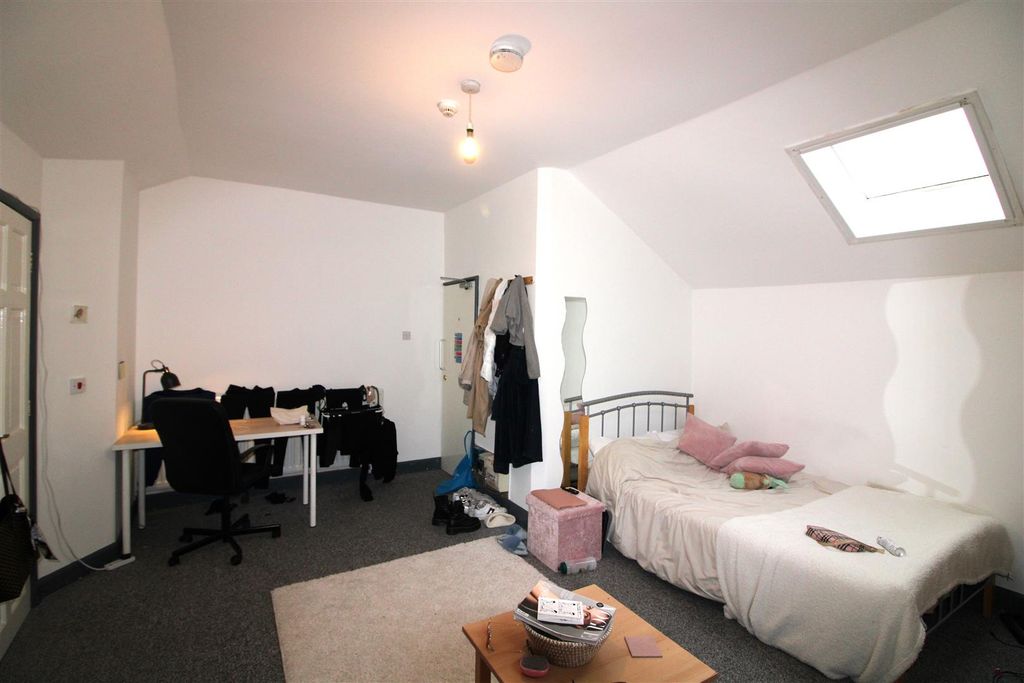 Property photo 2 of 6 Bedroom