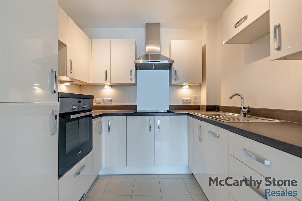 Property photo 3 of 8 8648290-Interior02-800.Jpg