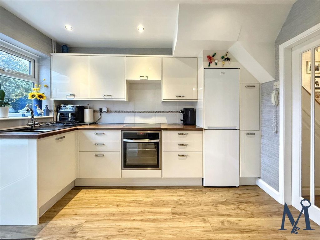 Property photo 3 of 20 Kitchen