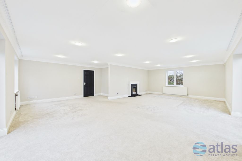 Property photo 3 of 18 Lounge