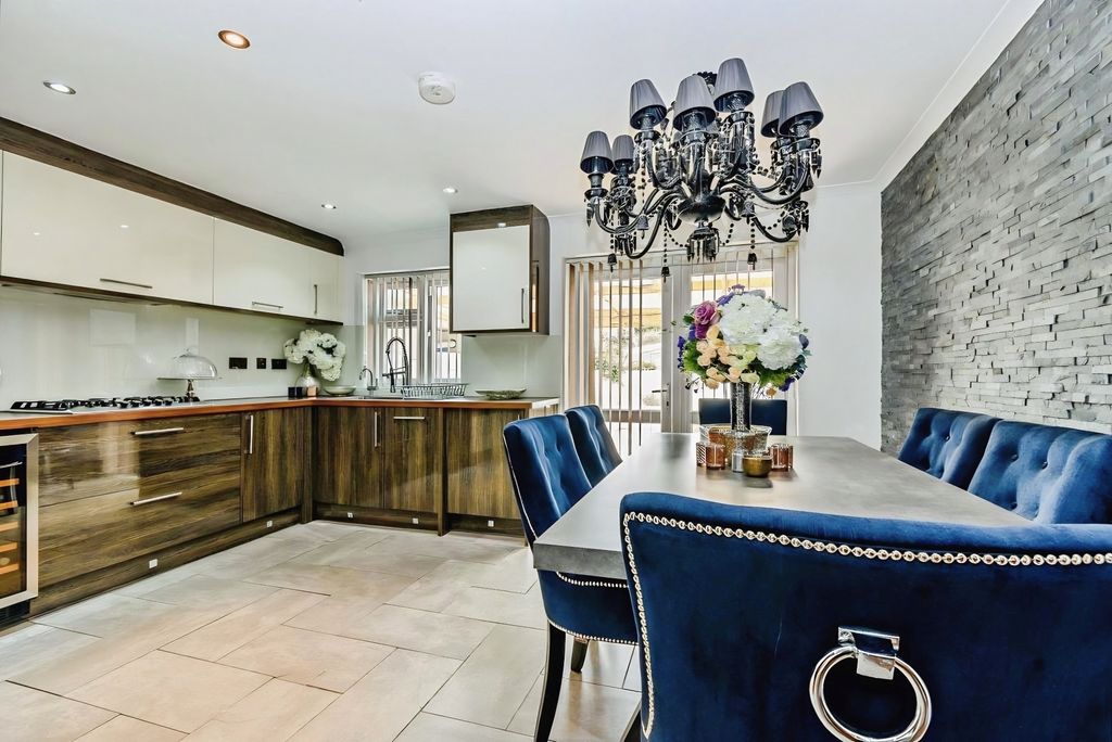 Property photo 3 of 20 D