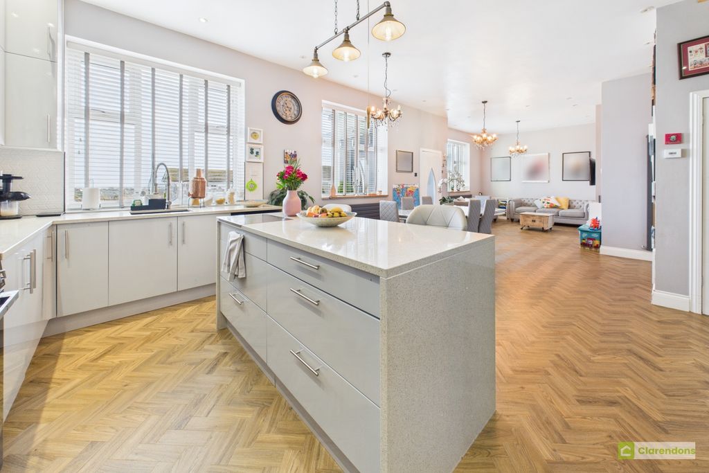 Property photo 3 of 18 Cam02528G0-Pr0414-Still011